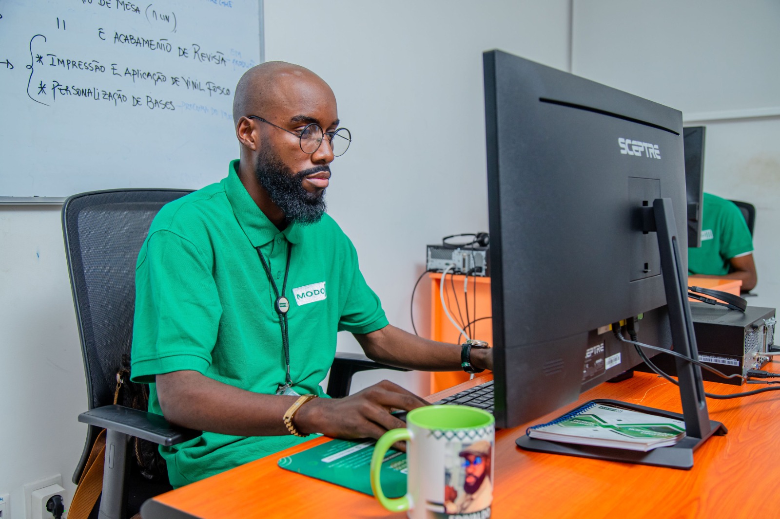 Espaço de design gráfico com impressoras profissionais e materiais impressos